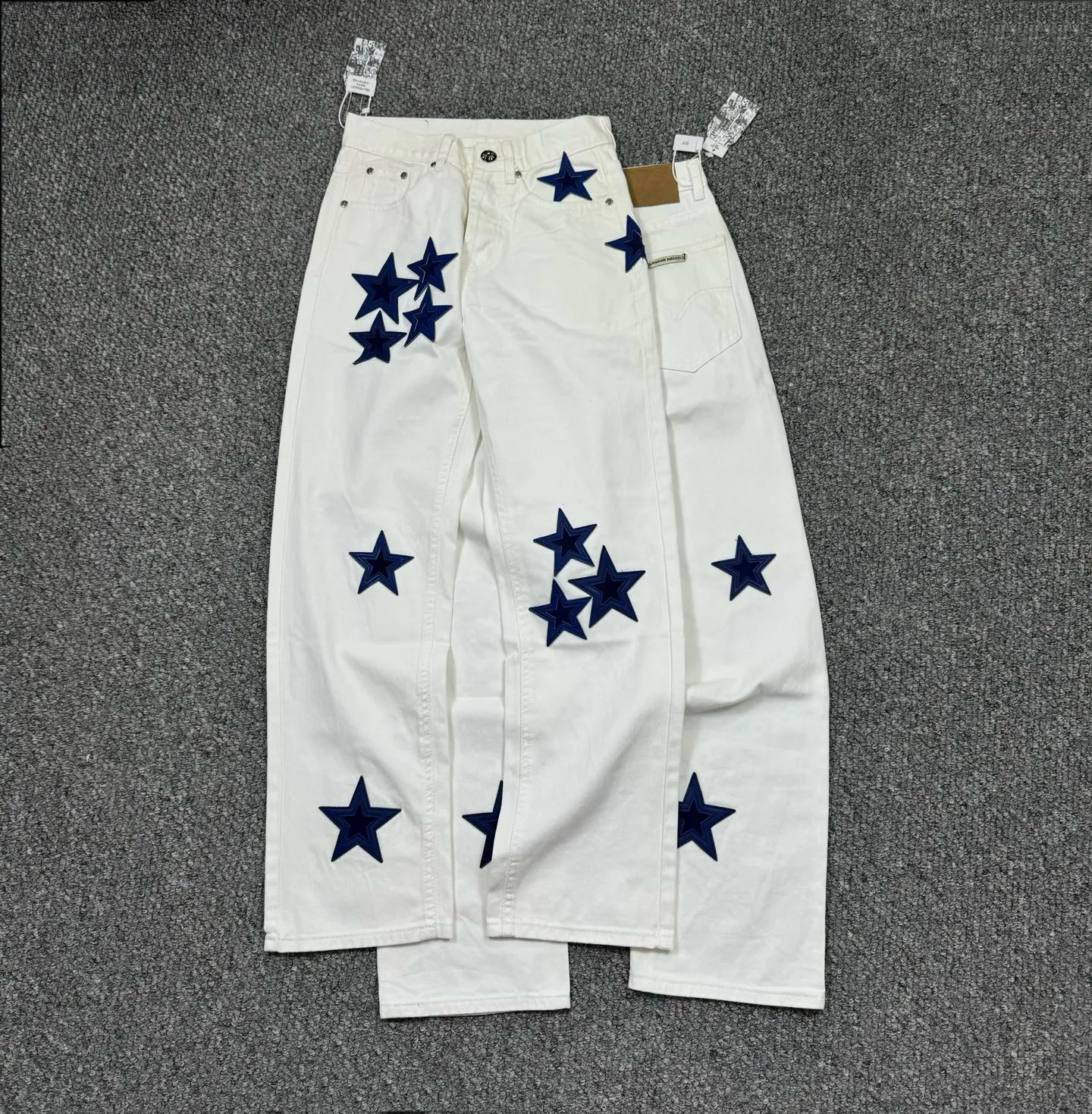 P260 Style No.: H889 Crow Heart & 𝐂𝐡𝐫𝐨𝐦𝐞 𝐇𝐞𝐚𝐫𝐭 ss25 new Fontainebleau limited star 💫 patchwork leather jeans. Styles with different washed textures are very friendly to people with thin legs. The slightly flared version perfectly modifies the leg shape. The timeless and moderate length makes it easy to match and match. It is the basis for various styles and is a must-have in your wardrobe! The fabric is stiff but also makes the upper body soft without losing texture. The washing process is even more perfect. It is a must-have item for everyone! ! ! Washed wheat, hang tag, pants label, three labels complete Color: white Size: 28-30-32-34-36